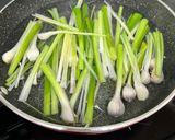 Hình bước làm 2 của món Gỏi Tỏi Non Lý Sơn