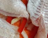 Foto del paso 2 de la receta: Merluza al horno con vegetales, ensalada y puré