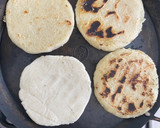Foto del paso 4 de la receta: Arepa pelúa 🫓