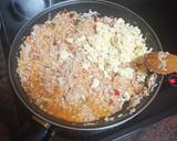 Foto del paso 5 de la receta: Empanadillas de merluza, gambas, palitos de cangrejo y huevo duro al horno con ensalada