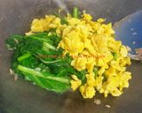 Foto langkah ke 5 dari resep Tumis sawi hijau telur.