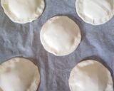 Foto del passaggio 2 della ricetta Stuzzichini per aperitivi o buffet con pasta sfoglia