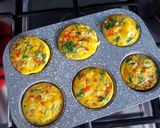 Foto langkah ke 5 dari resep Vegetable Egg Muffins.