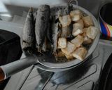 Foto langkah ke 1 dari resep Ikan pindang masak sarden.