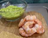 Foto del paso 3 de la receta: Tostadas crujientes con guacamole y camarón fresco, ¡un snack irresistible!