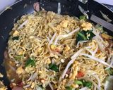 Foto langkah ke 5 dari resep Mie tek tek indomie goreng.
