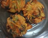 Foto langkah ke 5 dari resep Bakwan Wortel Jamur Kuping.