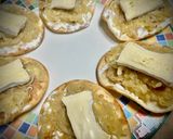 Foto del paso 2 de la receta: Mini pizzas frías de queso de cabra y anchoa con cebolla caramelizada y pepinillos