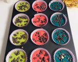 Foto del paso 5 de la receta: Magdalenas de colores con pepitas de chocolate