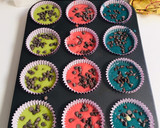 Foto del paso 5 de la receta: Magdalenas de colores con pepitas de chocolate