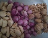 Foto langkah ke 1 dari resep Bumbu dasar putih masak praktis.