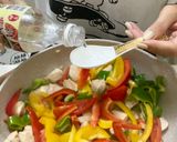 A picture of step 5 of Stir-Fried Chicken Breast with Tri-Color Peppers 🫑.