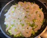 Foto del paso 3 de la receta: Pasta con camarones y Cebollines