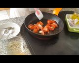 Foto del paso 4 de la receta: Filete de Merluza en Salsa de Tomate, Ajo y Albahaca