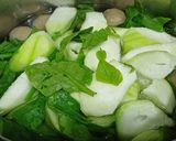 Hình bước làm 2 của món Canh mướp mồng tơi nấu bò viên