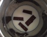 A picture of step 2 of Kitkat milkshake.