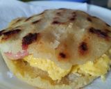 Foto del paso 10 de la receta: Arepa🍳rellena🥯de huevos🥚 cremosos🥛y salchichas🍳🥓🥯