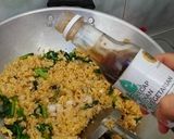 Foto langkah ke 4 dari resep Nasi goreng kemangi.
