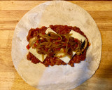 Foto del paso 2 de la receta: Burrito de boloñesa, champis y ensalada de tomate, aguacate y lima