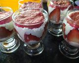 Foto del paso 4 de la receta: Postre en copa de frutillas 🍓 y crema Chantilly