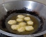 Foto langkah ke 3 dari resep Cekodok Pisang|rangup di luar lembut di dalam.