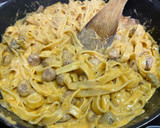 Foto del paso 7 de la receta: Tagliatelle con champiñones, longaniza y piñones