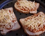 Foto del paso 2 de la receta: Tostada de judías en salsa de tomate y queso cheddar