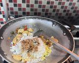 Foto langkah ke 2 dari resep Nasi Goreng Sosis Daun Jeruk.