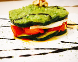 Foto del paso 5 de la receta: Milhojas de calabacín, tomates cherry, queso fresco y pesto de rúcula, queso manchego y nueces
