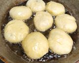 Foto langkah ke 2 dari resep Donat kentang menul isi coklat.