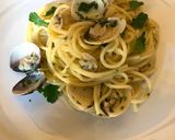 Foto del passaggio 6 della ricetta Spaghetti alle vongole sfumata con rhum