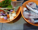 Foto langkah ke 1 dari resep Gule Ikan Bumbu Iris.