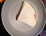 Foto del paso 3 de la receta: Tortillas wraps hack de jamón serrano (quesadilla)