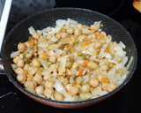 Foto del paso 2 de la receta: Garbanzos con huevo y chorizo (cocina de aprovechamiento)