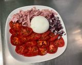 Une image de l'étape 8 de Salade de tomates à l'oignon rouge, jambon blanc, basilic et burrata.