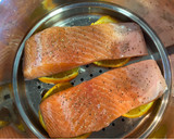 Foto del paso 2 de la receta: Salmón al vapor con naranja y judías verdes