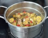 Hình bước làm 3 của món Chuối Cau Xanh Kho Thịt Cá Nục