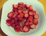Foto del paso 3 de la receta: Natillas de queso crema con fresas maceradas