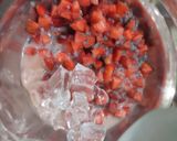 Foto langkah ke 4 dari resep Es Stolakult (Stoberi, Selasih, Yakult).