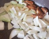 Foto del paso 2 de la receta Champiñones Salteados con ajo, cebolla y soja dulce