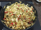 Pollo con curry y verduras acompañado de arroz basmati