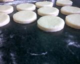 Foto del paso 3 de la receta: Cuernitos y bizcochitos "con dos ingredientes", facilísimos,  rapidísimos 