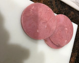 Foto del paso 1 de la receta: Rosas de jamón dulce y queso