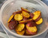 Une image de l'étape 3 de Pommes de terre rouges grillées aux épices et origan.