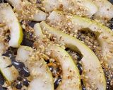 Фото кроку 2 до Салат з карамелізованою грушею і курячою печінкою.