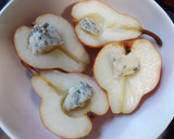 Foto del paso 2 de la receta: Peras frescas horneadas con miel, Gorgonzola y nueces variadas