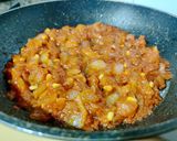 Foto del paso 4 de la receta Coca al romero con tomate, piñones y butifarra de cebolla caramelizada