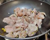 A picture of step 2 of Three Cup Chicken (三杯鳥).