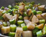 A picture of step 2 of Raw bannana and ivy gourd dry gravy.
