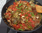 Foto del paso 2 de la receta: Pavo con alcachofas, champiñones, pimiento y tomate 🥗